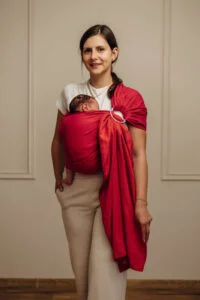 Mujer con bebé en Fular
